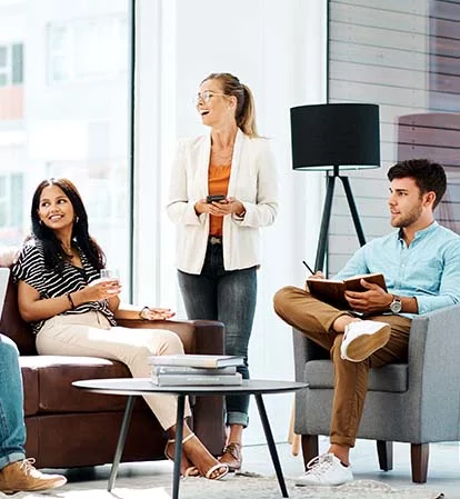 Réunion d’équipe dans un salon professionnel